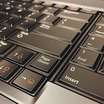 Porównanie kosztów: outsourcing środowiskowy vs. zatrudnienie wewnętrznego zespołu