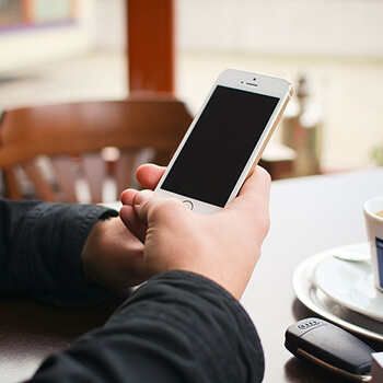 Jak hotele biznesowe wykorzystują technologię: aplikacje, smart roomy i AI